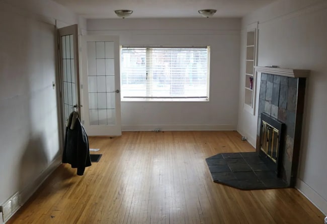 Building Photo - 824 College Ave