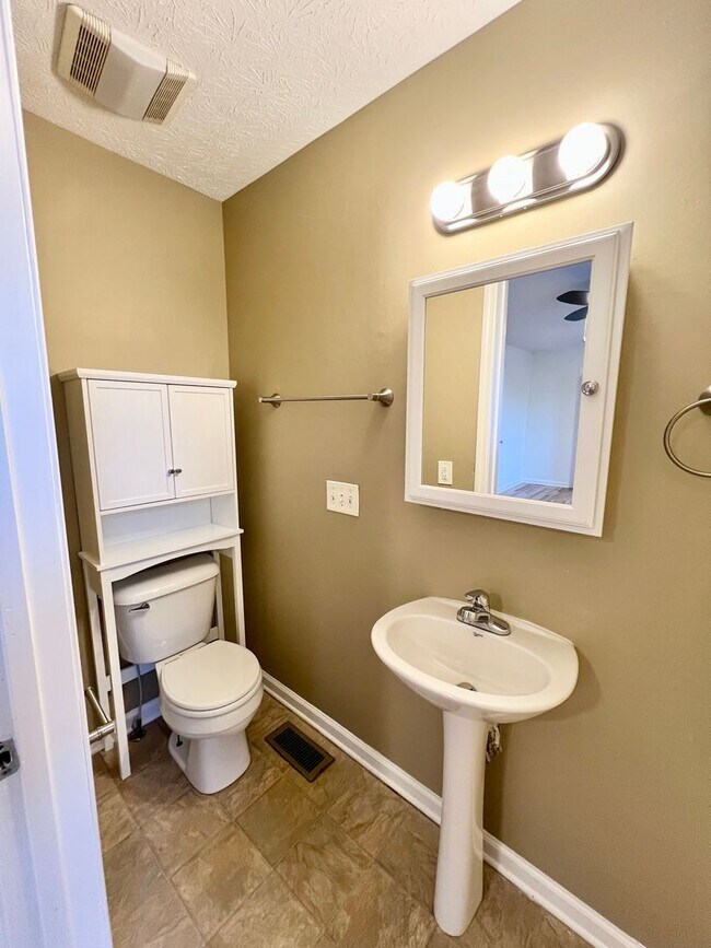 Building Photo - 3 Bed 2 Bath House w/ Fenced Yard $1850