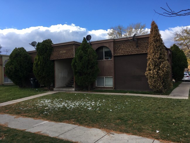 Building Photo - 2538 S Lakecrest Dr