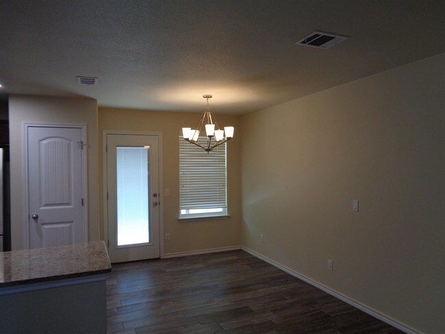 Building Photo - 608 E Pecan St