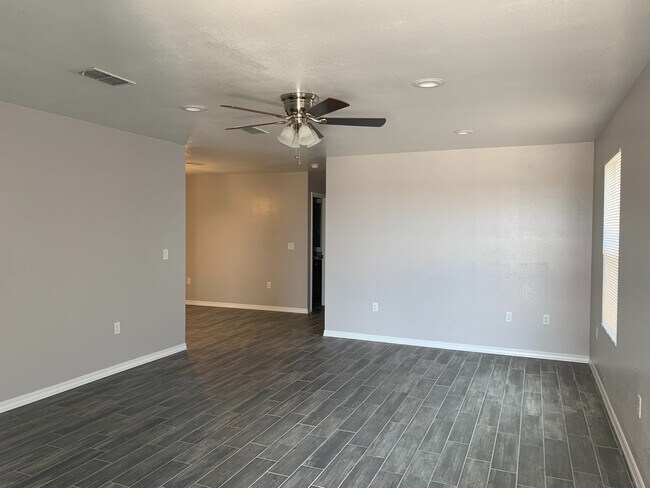 Building Photo - rf2620