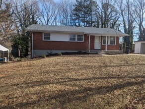 Building Photo - 124 Rosemary Ln