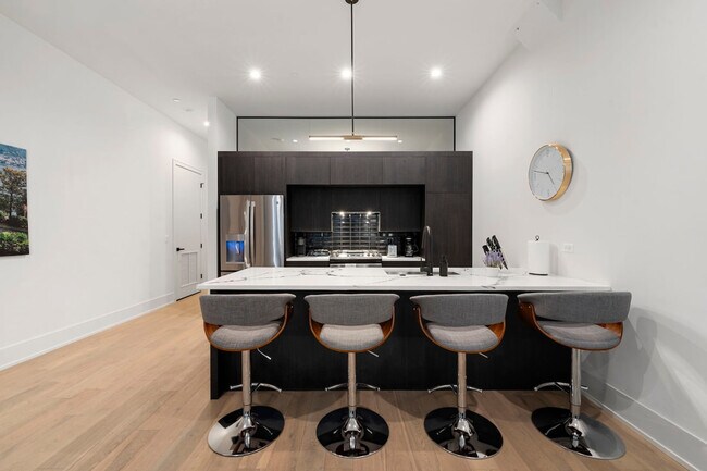 Foto del edificio - 318 W Grand Ave