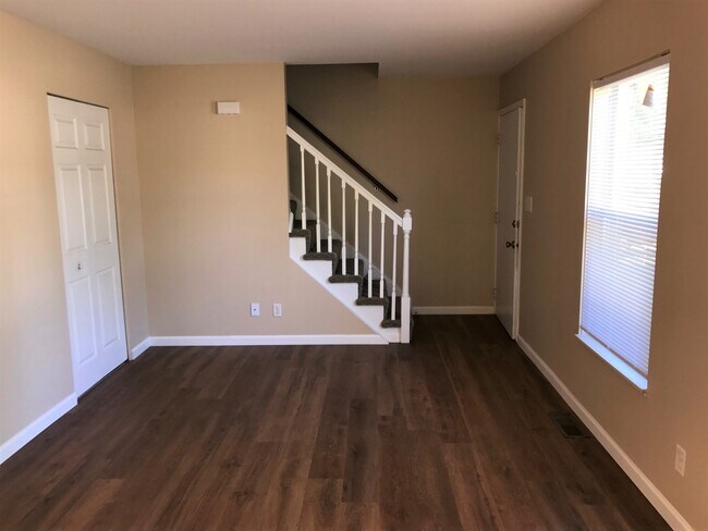 Sala de estar - 4554 Baylor Ct