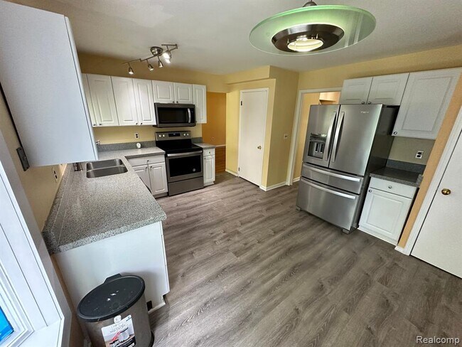 Building Photo - 24888 Apple Crest Dr