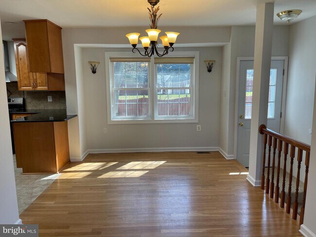 Building Photo - 302 Meadow Ln SW