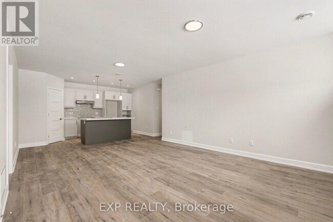 Photo du bâtiment - 440 Falcon Ln