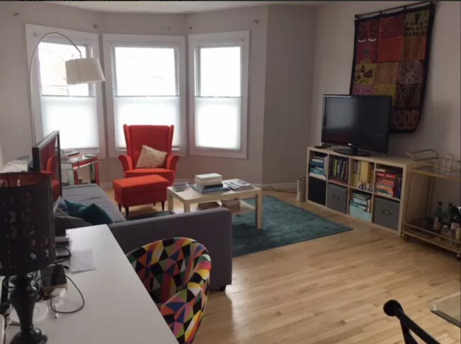 Foto del edificio - Sprawling 2BR in Queen Anne Victorian | Enormous Living Room | Walk-In Closets | East Rock