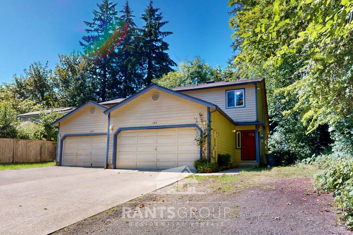 Primary Photo - 3-bedroom duplex unit near downtown, spaci...