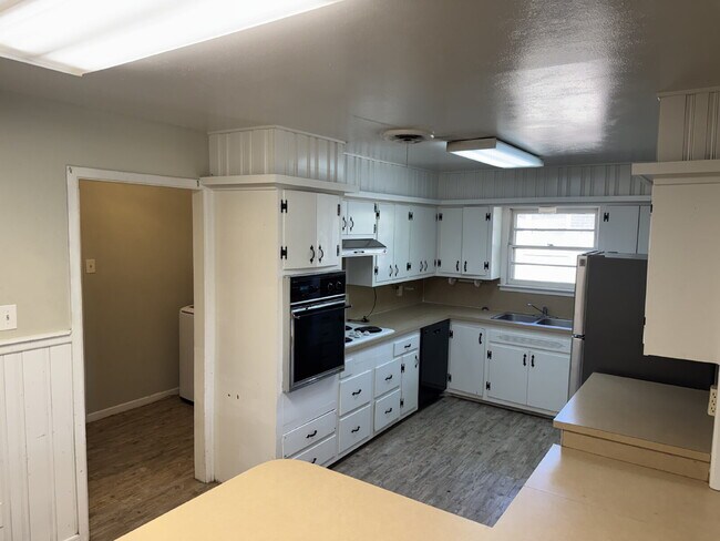 Foto del edificio - "Spacious 4-Bedroom Home with 2 Full Baths in Lubbock – 1,984 Sq Ft of Comfort!"
