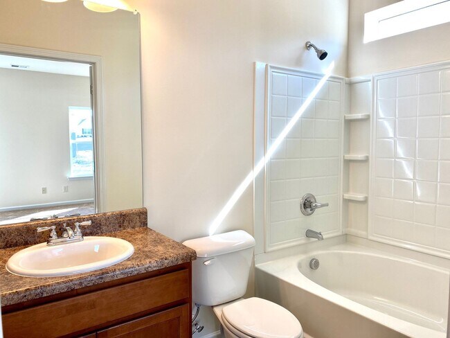 Foto del edificio - Home for lease!