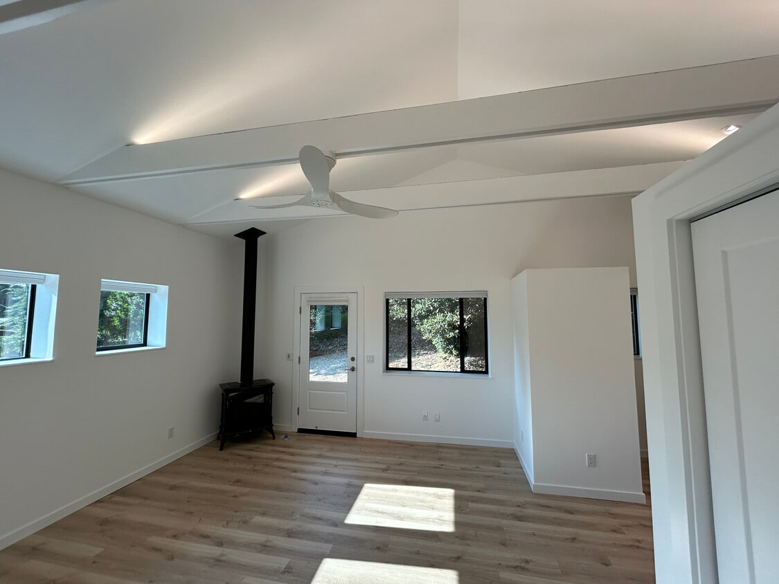 Studio Entry + Propane Fireplace - 16575 Franklin Rd