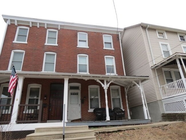 Building Photo - West Conshohocken 4 Bedroom 2 brick bath T...