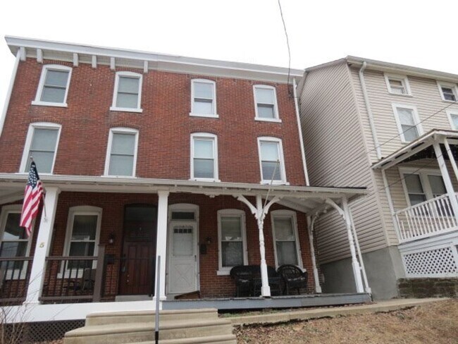 Foto del edificio - West Conshohocken 4 Bedroom 2 brick bath T...