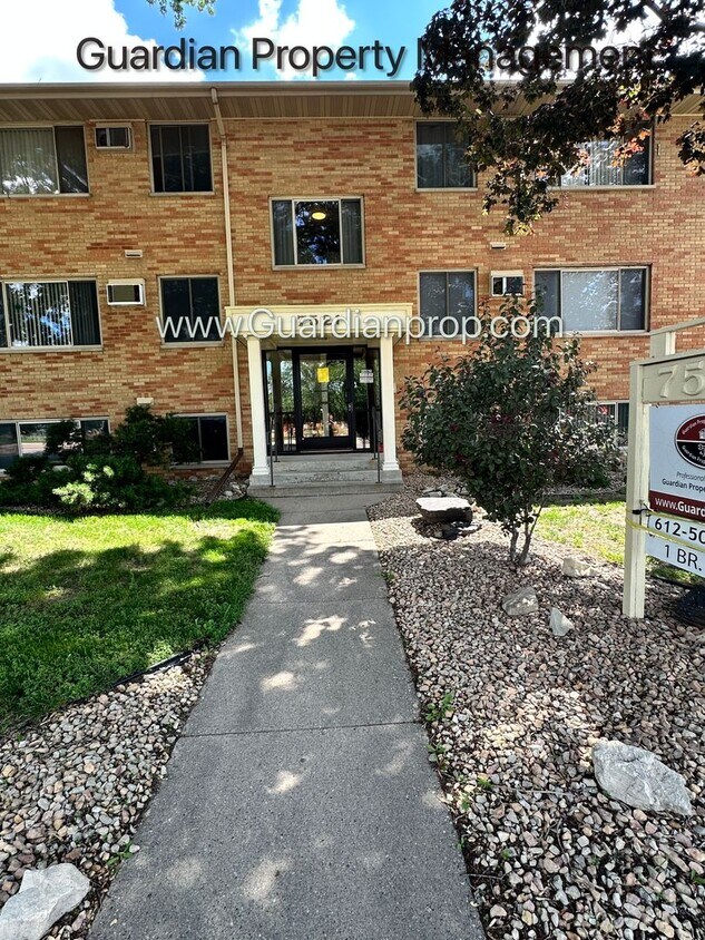 Foto del edificio - Richfield Ground Level 1 Bedroom, Heat Paid, Parking, Free USI Fiber Internet, Parking