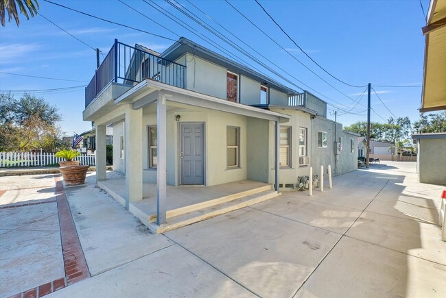 Building Photo - 442 E Arrow, B