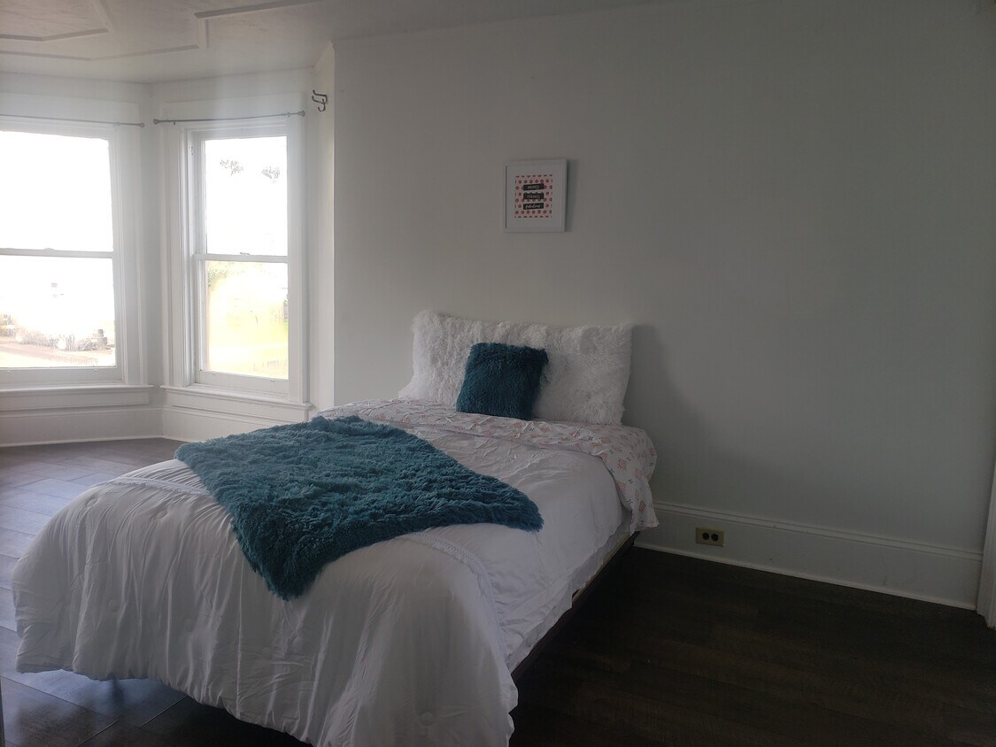 Bedroom - 60 W Bridge St