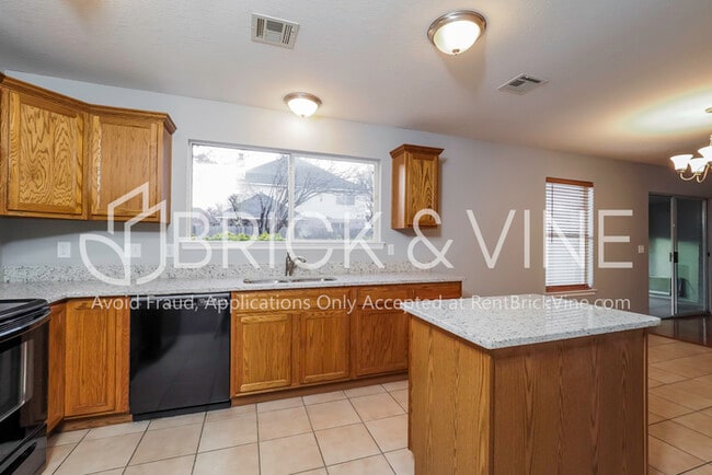 Foto del edificio - 17621 Cranbrook Rd