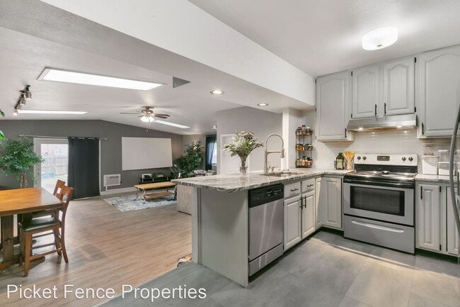 Foto del edificio - 3 br, 2 bath House - 813 Table Mountain Ct