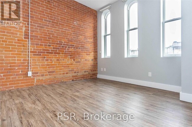 Building Photo - 2870-2870 Dundas St W