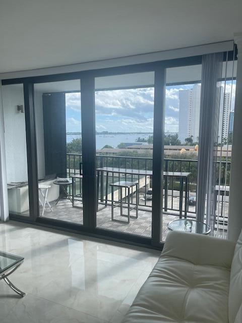 Foto del edificio - 5600 N Flagler Dr