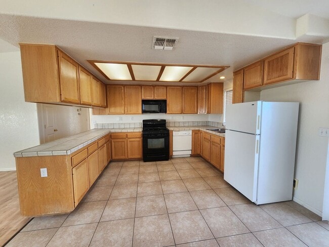 Building Photo - Downtown Corner Lot 3 bedroom 2 Bath