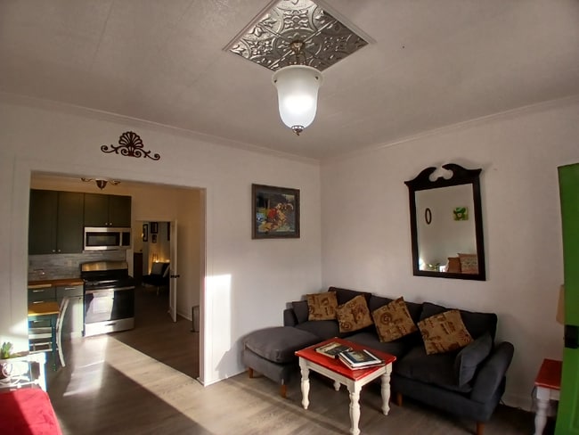 Building Photo - 402 S Chestnut St