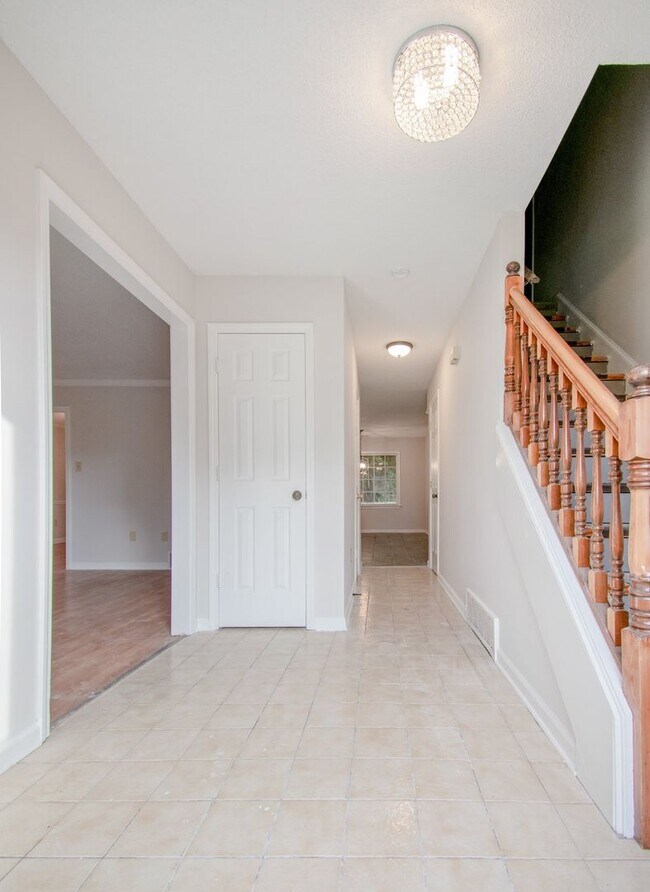 Building Photo - Beautiful 4 bedroom, 2.5 bathroom home on ...