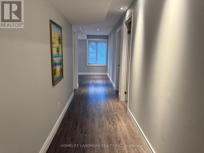 Building Photo - 325 Bathurst Glen Dr