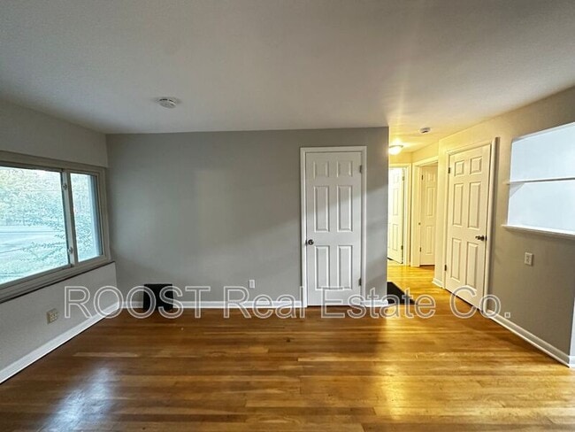 Building Photo - 1545 Garling Ave