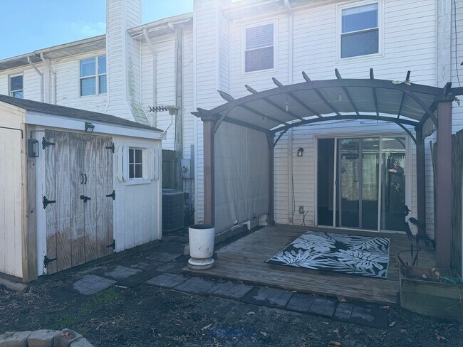 Building Photo - SCARBOROUGH SQUARE - Newly Renovated 3 Bedroom Townhouse