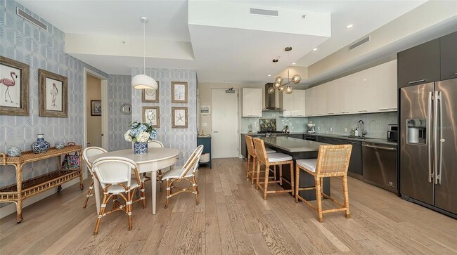 Building Photo - 635 S Orange Ave