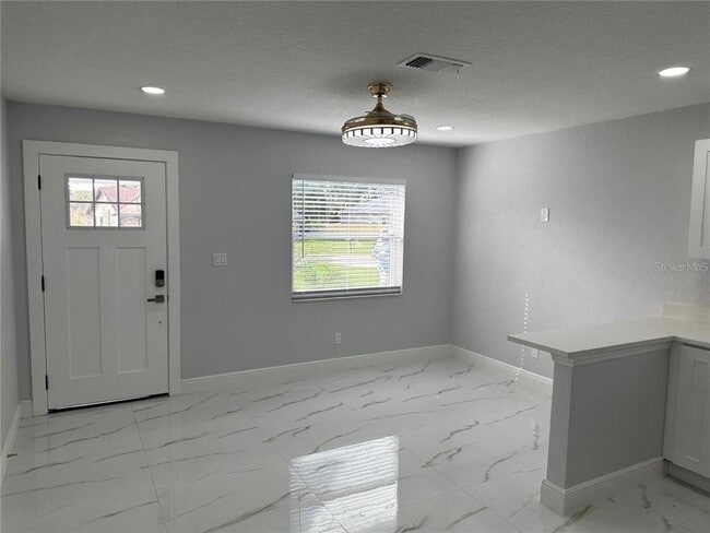 Foto del edificio - 7813 Lakeshore Dr