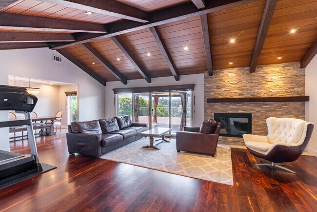 Building Photo - 1230 Highland Ct