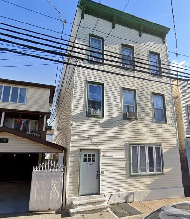 Building Photo - 1172 Summit Ave