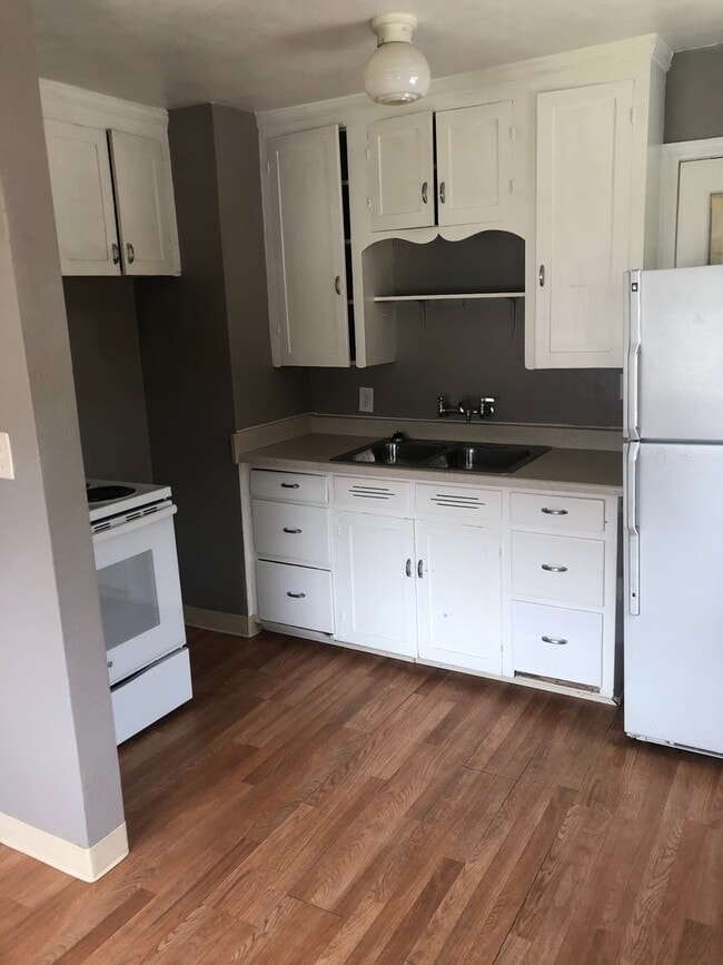Building Photo - 2 Bedroom, 1 Bathroom Main Level Unit