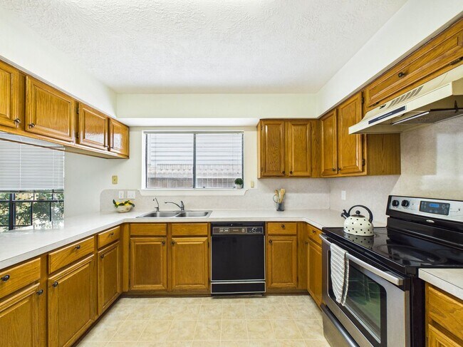 Building Photo - 814 Lochnell Dr