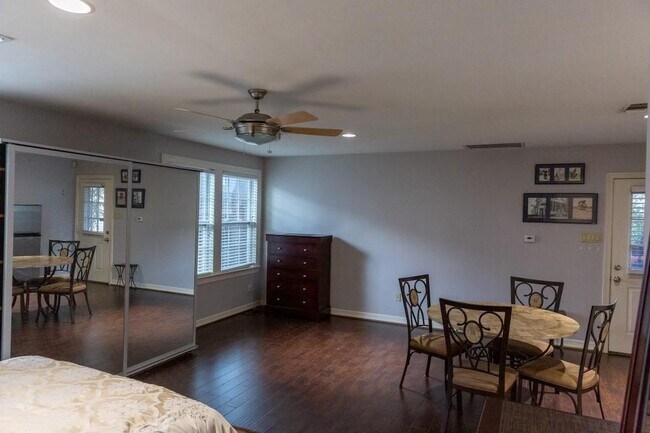 Foto del edificio - 1020 W 25th St