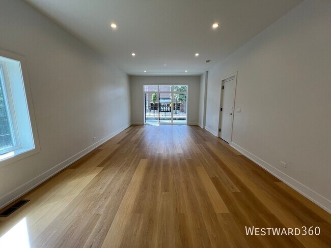 Foto del edificio - 2042 W Washington Blvd
