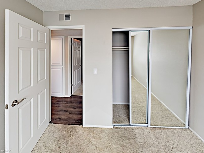 Building Photo - 6500 Country Club Dr