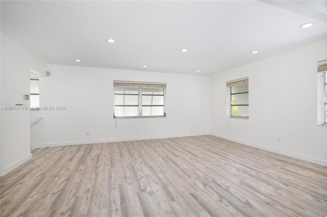Building Photo - 1131 Mariposa Ave