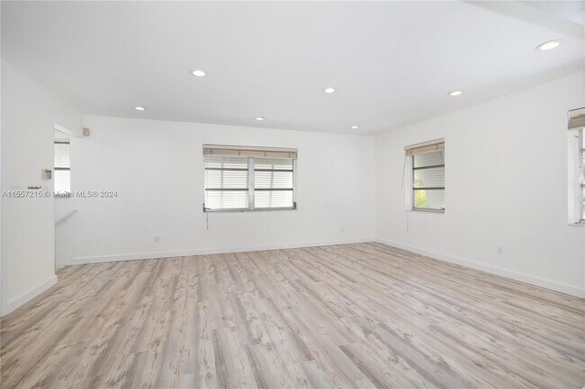 Foto del edificio - 1131 Mariposa Ave