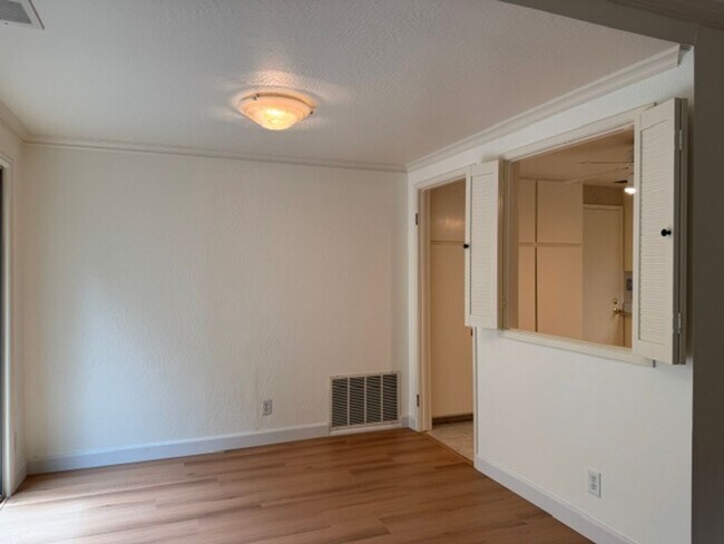 Foto del edificio - Walnut Creek townhome with in-unit laundry and attached 2 car garage!