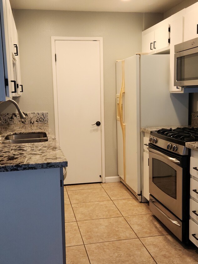 1310 Brentwood Cir Unit B, Corona, CA 92882 Condo for Rent in Corona