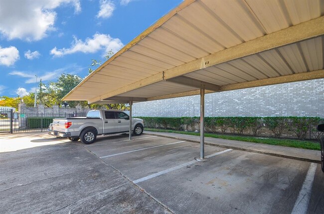 Building Photo - 9700 Leawood Blvd