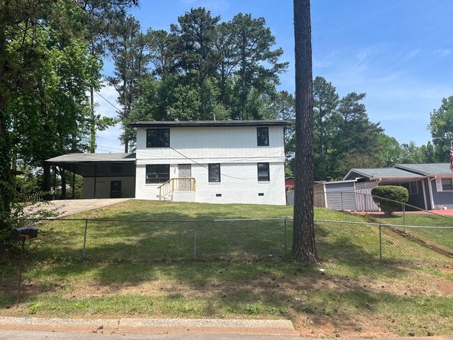 Building Photo - Updated 6bd/3ba w/ Large Backyard in Forest Park!