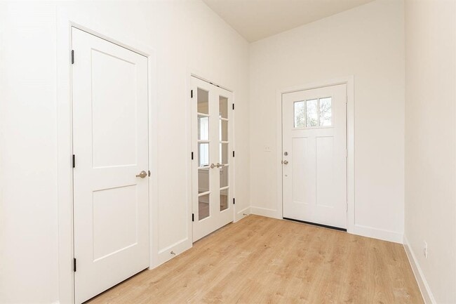 Foto del edificio - 127 Willow Grv Ln