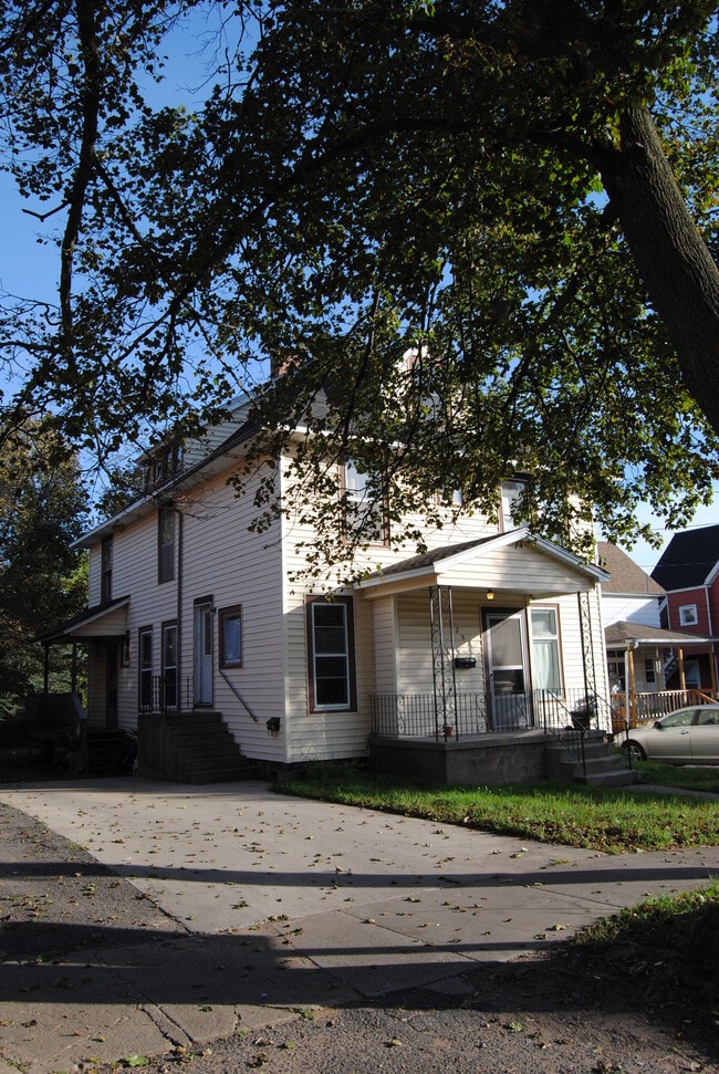 Building Photo - 232 Hewitt W Ave
