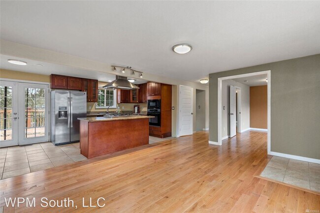 Building Photo - 3 br, 2.5 bath House - 2017 Edmonds Ave NE