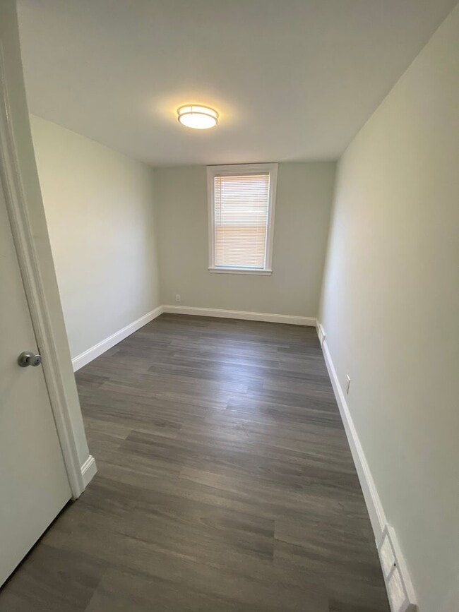 Building Photo - 3b1.5b Row House with Deck near Torresdale ave Available Now